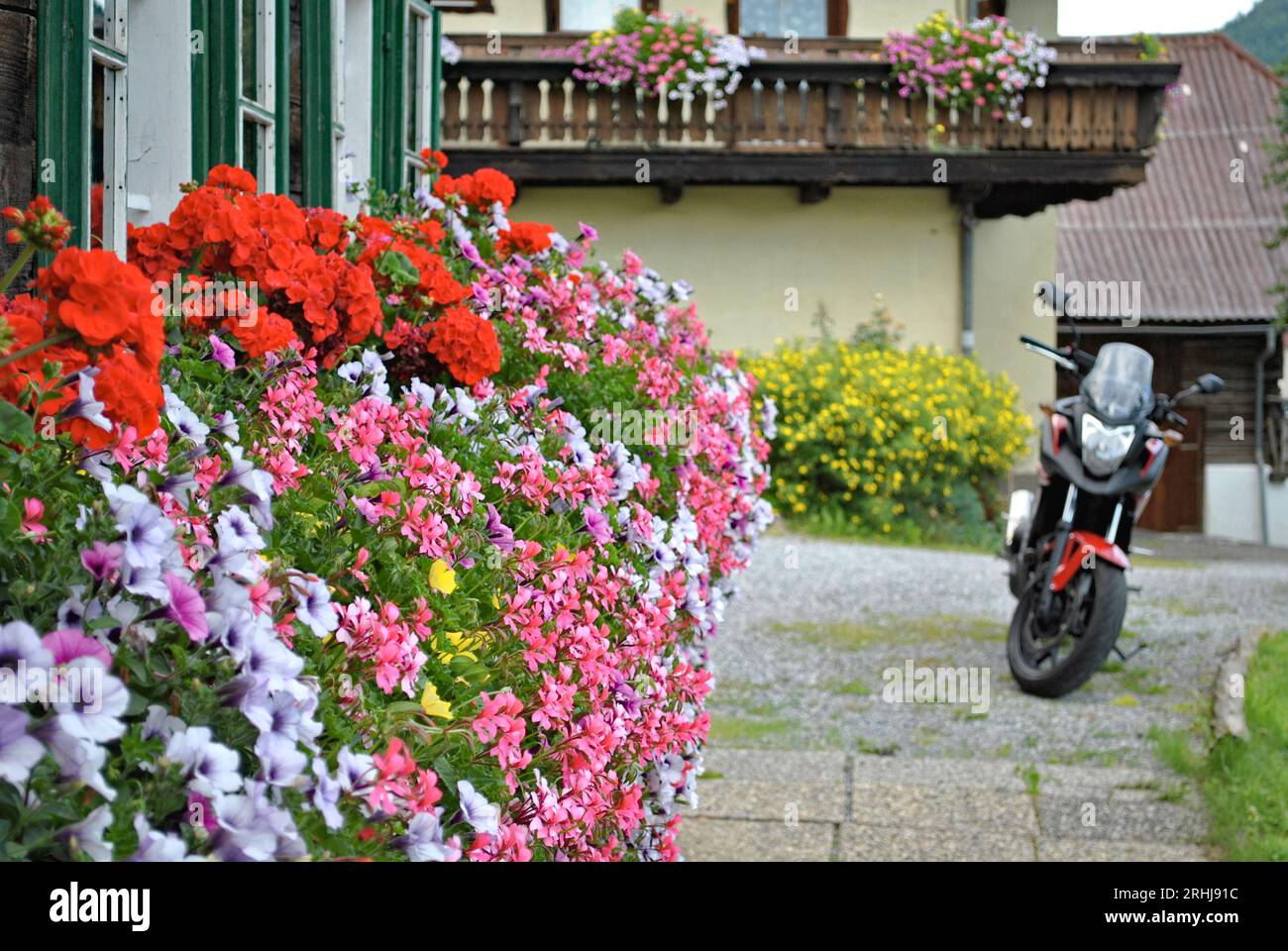 Roadtrip en moto alrededor de Austria encantador campo. Motocicleta estacionada en la frontera del hotel del pueblo. Foto de stock