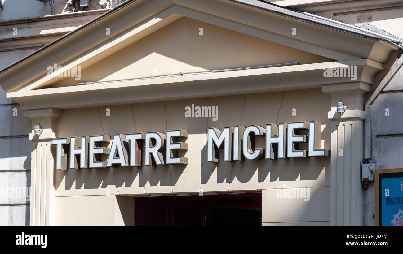 Primer plano del signo del Teatro Michel, un teatro escénico parisino situado en el 8º arrondissement de París, Francia Foto de stock