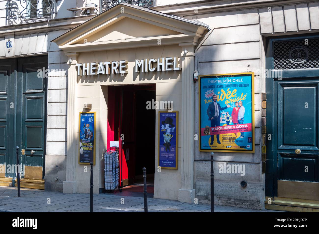 Vista exterior del Teatro Michel, un teatro parisino ubicado en el 8º arrondissement de París, Francia Foto de stock