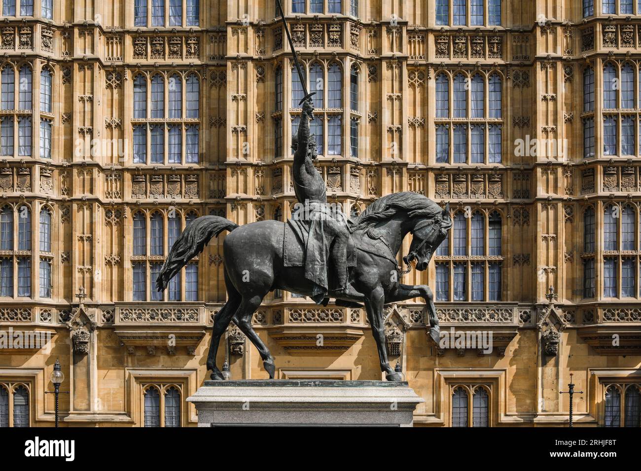 Estatua ecuestre del Rey Ricardo I (Richard Coeur de Lion), fuera de las Casas del Parlamento, Palacio de Westminster, Londres, Inglaterra Foto de stock