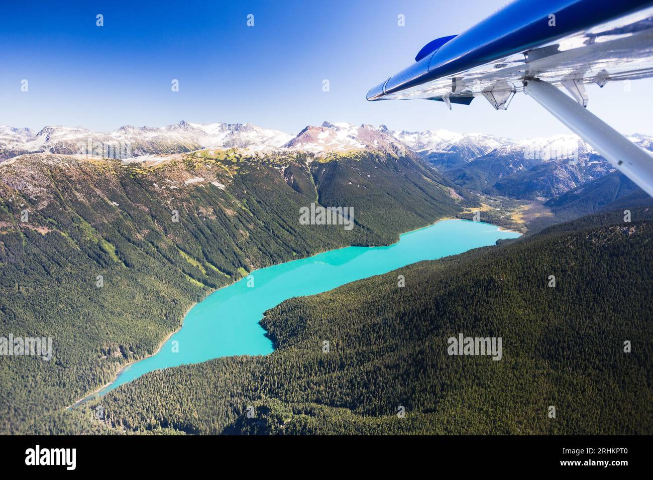 Fotografía aérea del lago Cheakamus azul turquesa cristalino en verano Garibaldi Park Whistler, Columbia Británica destino turístico aventura Foto de stock