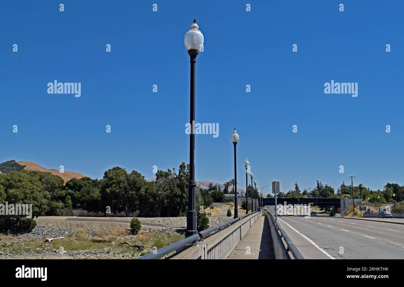 Mission Boulevard sobre Alameda Creek en Fremont, California Foto de stock