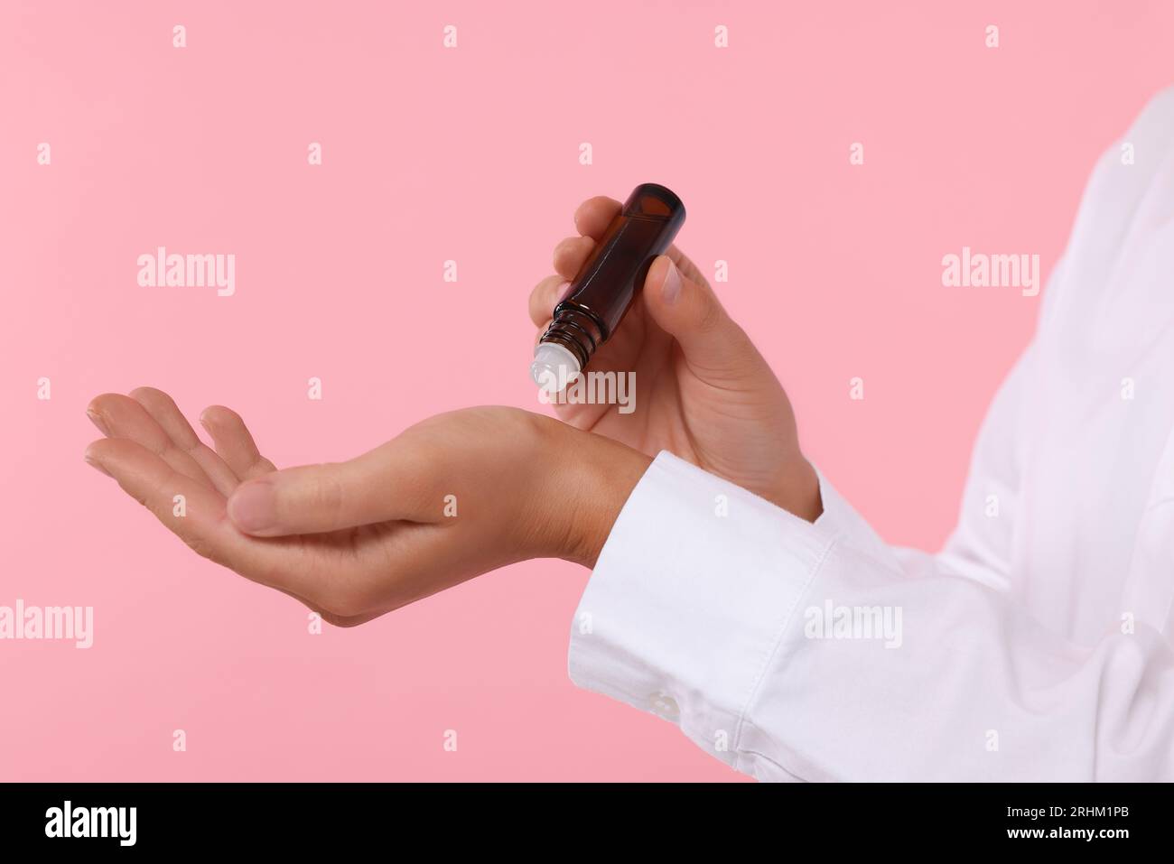 Mujer aplicando aceites esenciales en su muñeca con un roll-on Fotografía  de stock - Alamy