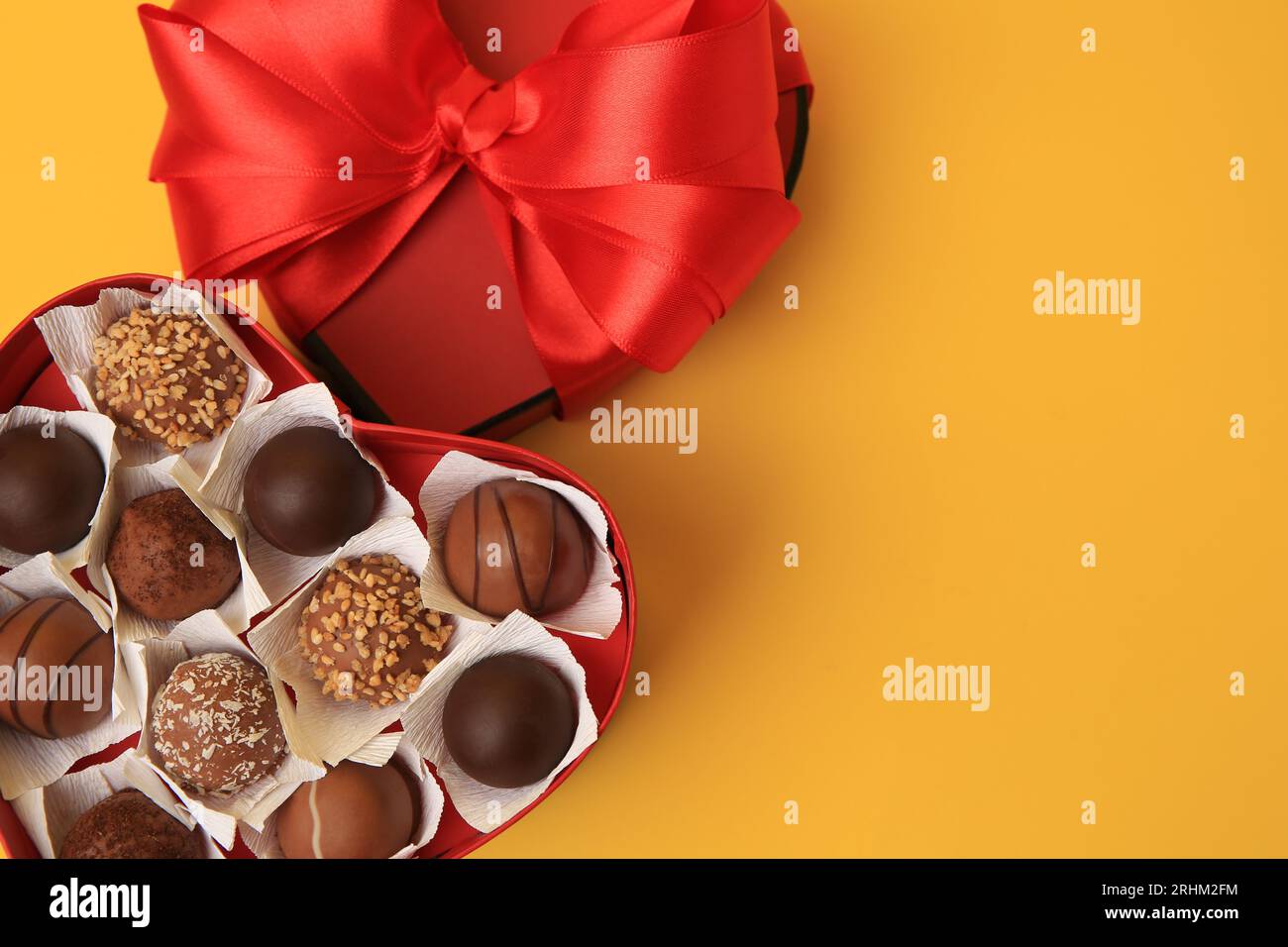 Caja en forma de corazón con dulces de chocolate aislado sobre