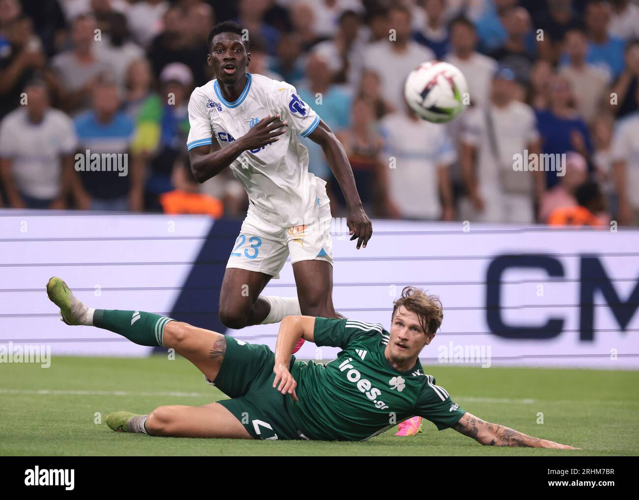 Marsella, 15 de agosto de 2023. Tin Jedvaj, del Panathinaikos FC, mira