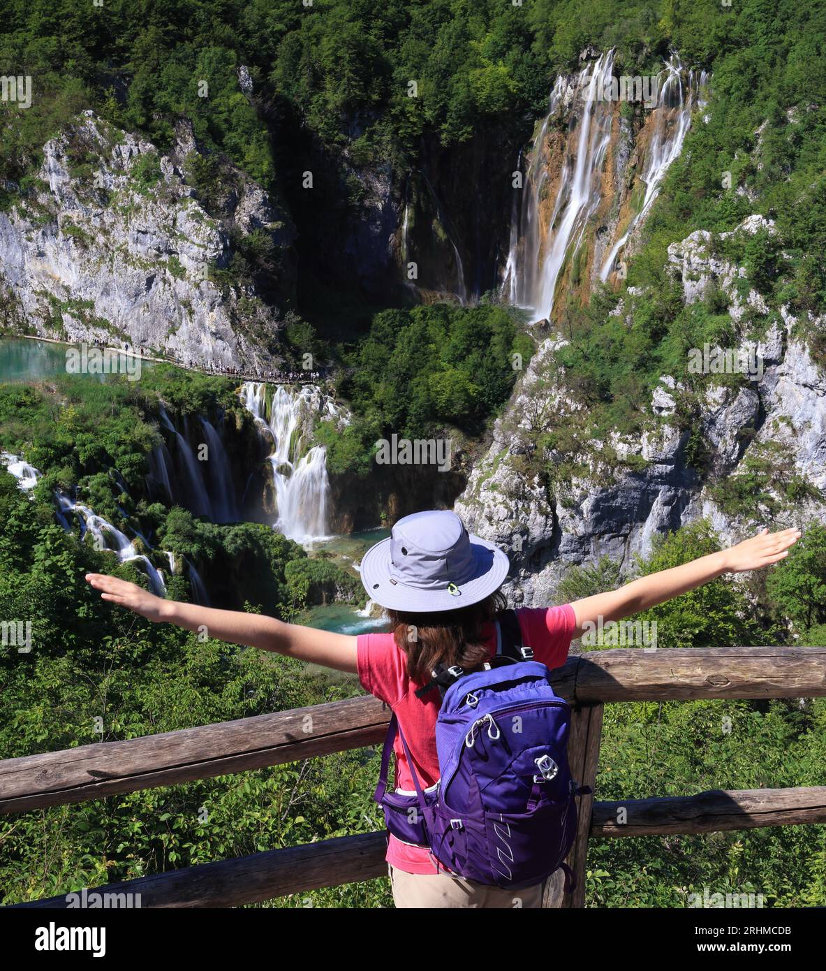 Turista adolescente admirando cascadas en el Parque Nacional de los Lagos de Plitvice, Croacia, Europa. Vista majestuosa con agua turquesa Foto de stock