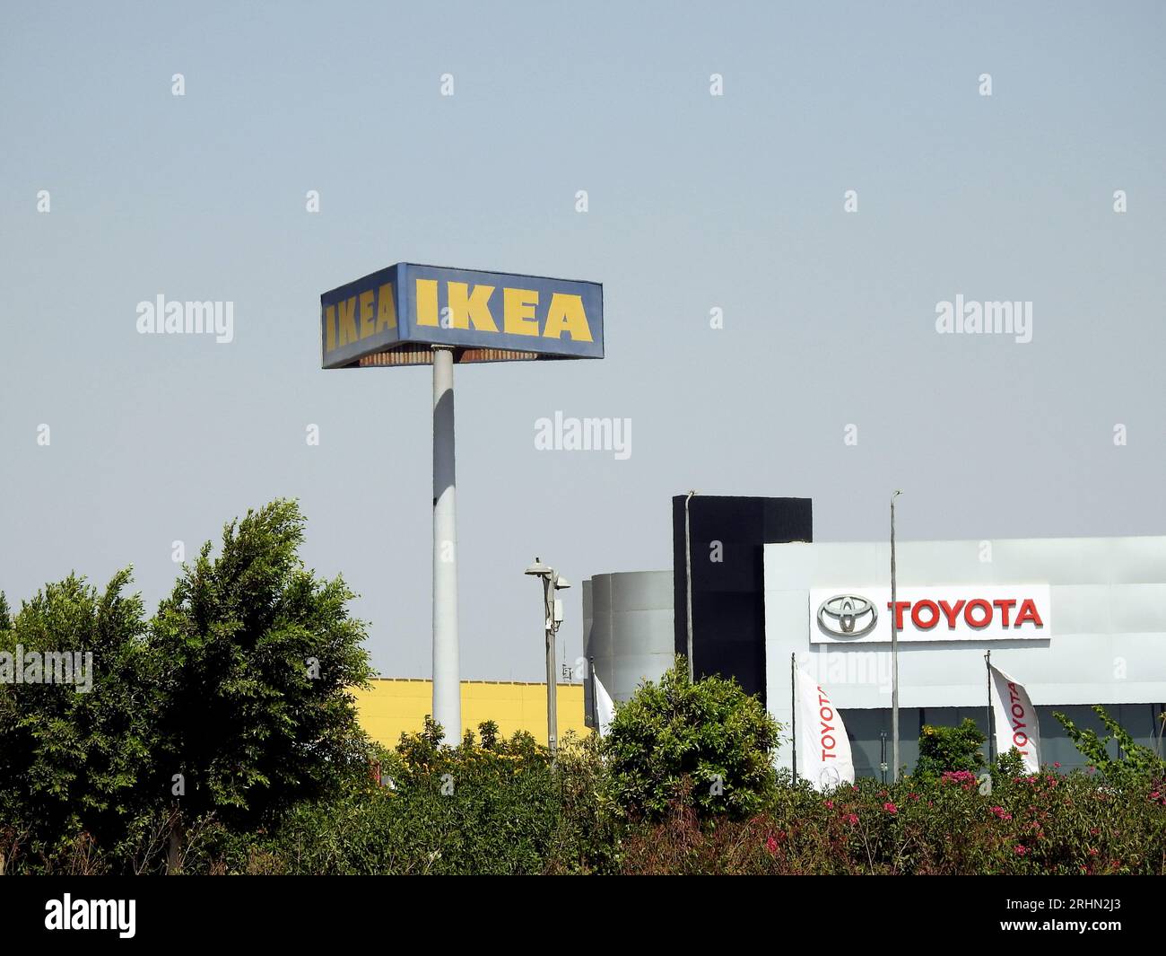 El Cairo, Egipto, julio de 21 2023: IKEA y Toyota, IKEA es un conglomerado multinacional sueco holandés que diseña y vende muebles, Toyota es un japonés Foto de stock