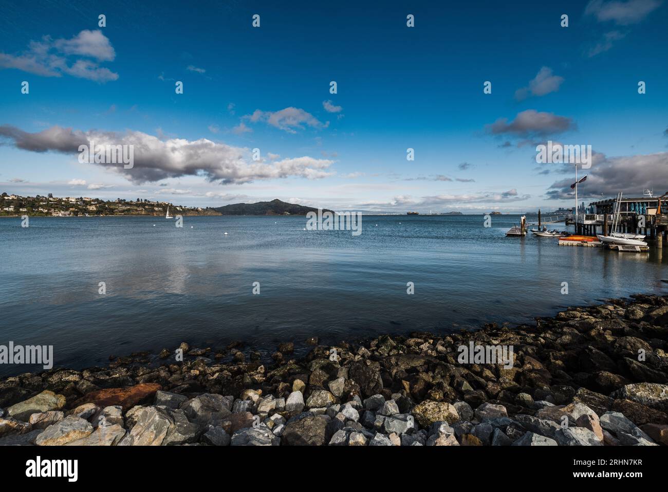 Orilla rocosa con barcos en Sausalito California Foto de stock