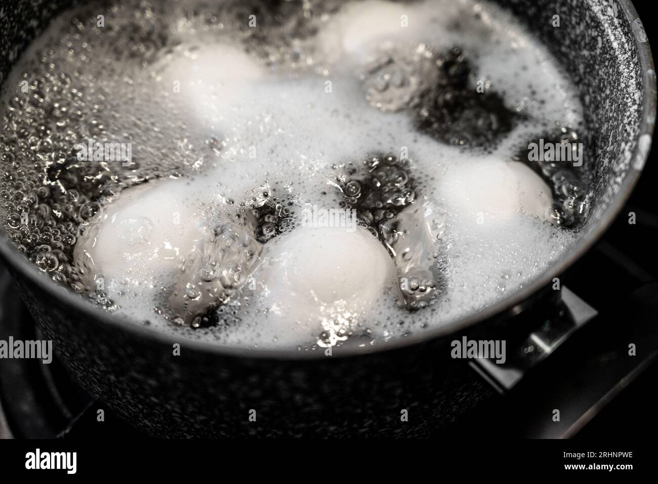 Hervir Huevos Orgánicos Marrones En Una Olla Para Preparar Huevos Duros.  Fotos, retratos, imágenes y fotografía de archivo libres de derecho. Image  203451217