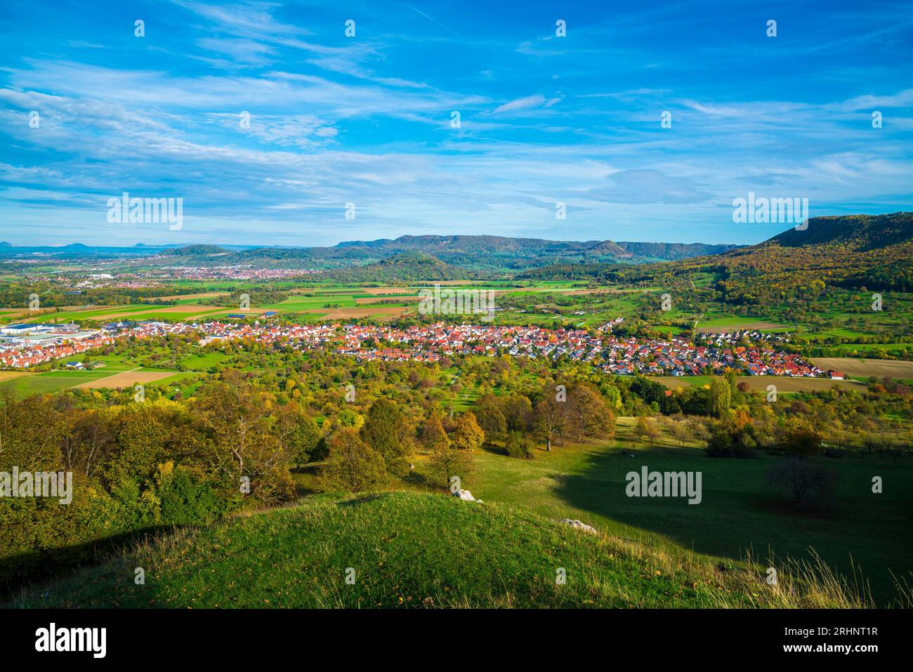 Alemania, vista por encima del paisaje de la naturaleza de suabia alb bissingen unter teck casas de la ciudad día soleado otoño colorido cielo azul Foto de stock