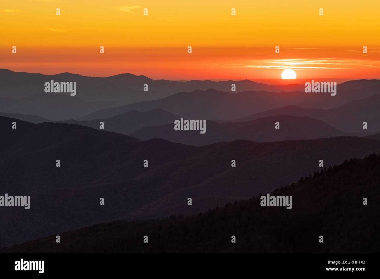 El sol se pone sobre las montañas de los Apalaches en el Parque Nacional de las Grandes Montañas Humeantes. Foto de stock