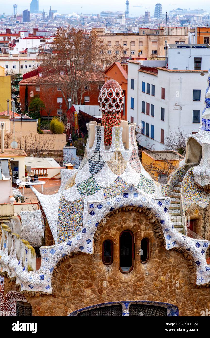 Barcelona, España - 11 DE FEBRERO de 2022: El famoso Parque Güell de Barcelona, España, diseñado por Antoni Gaudí y construido en los años 1900 a 1914. Foto de stock