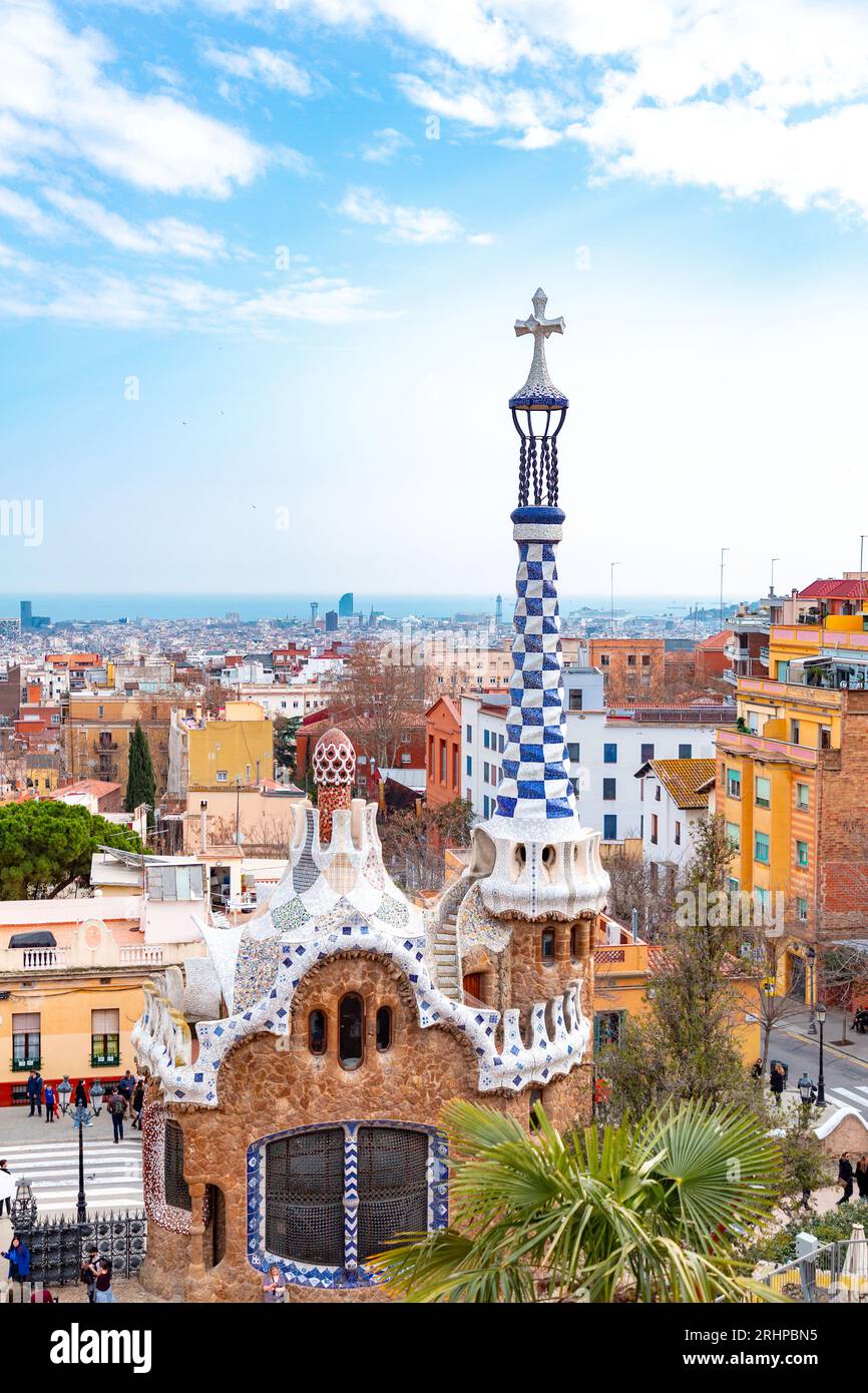 Barcelona, España - 11 DE FEBRERO de 2022: El famoso Parque Güell de Barcelona, España, diseñado por Antoni Gaudí y construido en los años 1900 a 1914. Foto de stock