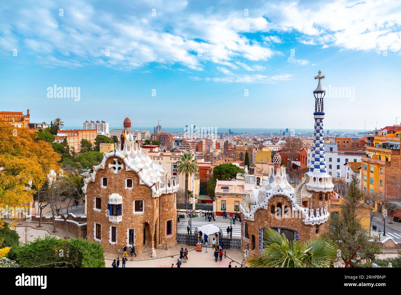 Barcelona, España - 11 DE FEBRERO de 2022: El famoso Parque Güell de Barcelona, España, diseñado por Antoni Gaudí y construido en los años 1900 a 1914. Foto de stock