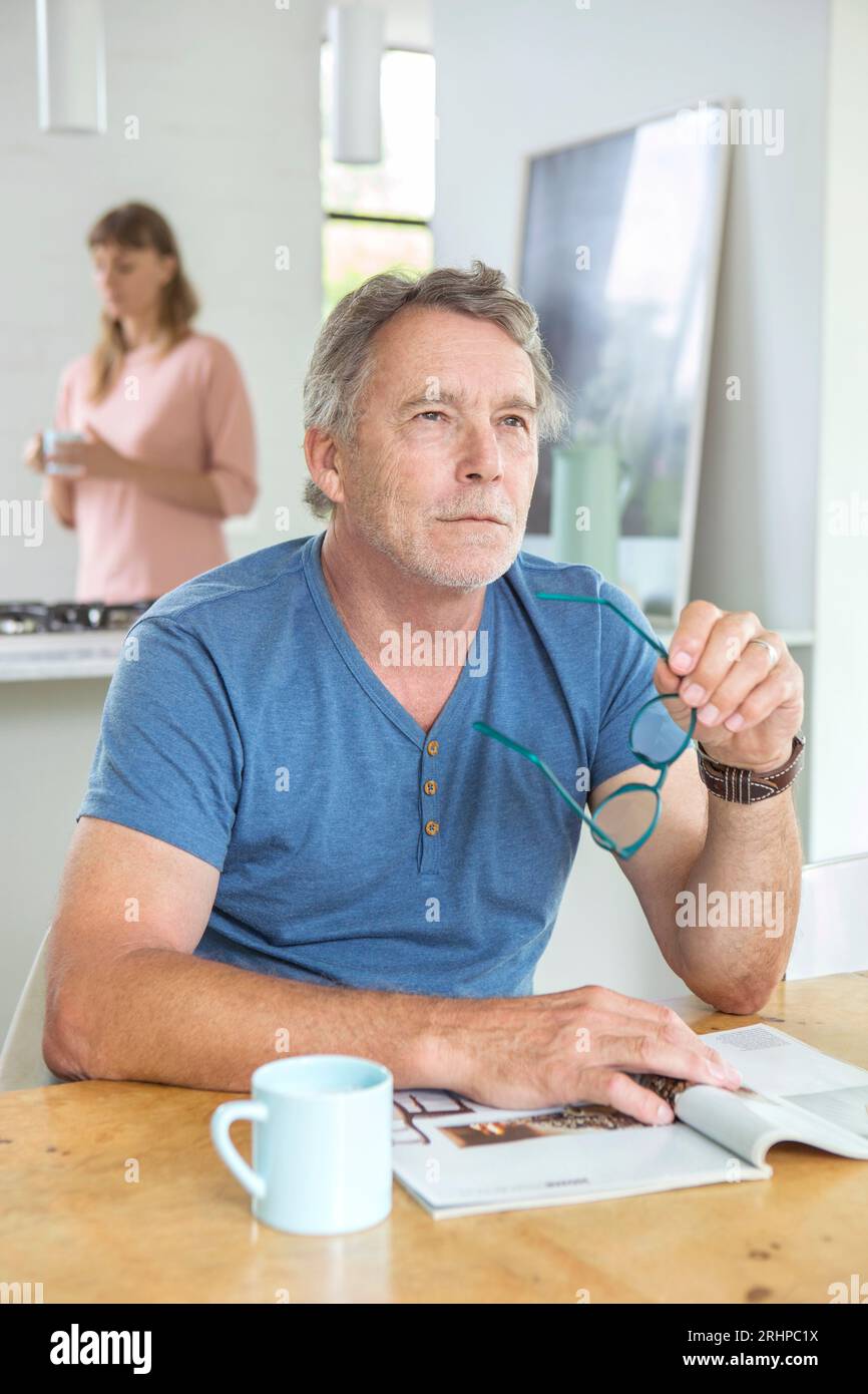 Hombre mayor en la mesa Foto de stock