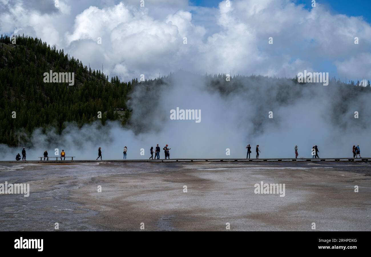 Turistas en pasarela. Gran Primavera Prismática en Midway Geyser Basin de Yellowstone. Excelsior Geyser Crater. EE.UU Foto de stock