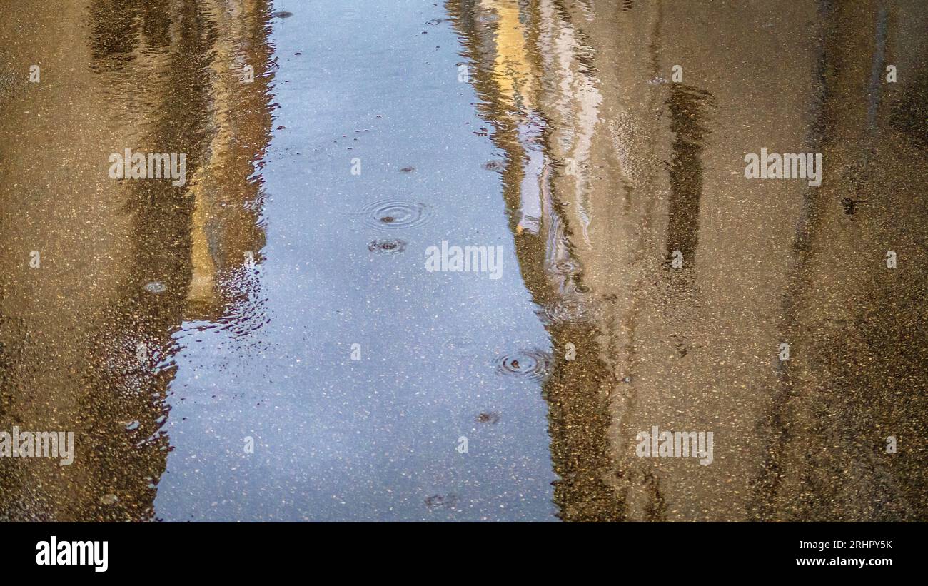 Reflejo en la lluvia en un callejón en Narbona. Foto de stock