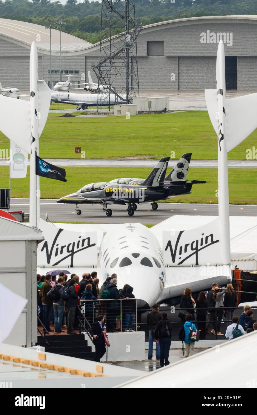 Virgin Galactic Space Plane en la feria internacional de exposiciones aéreas de Farnborough 2012, Reino Unido. VSS ENTERPRISE SPACE Dos conceptos para viajes espaciales comerciales Foto de stock