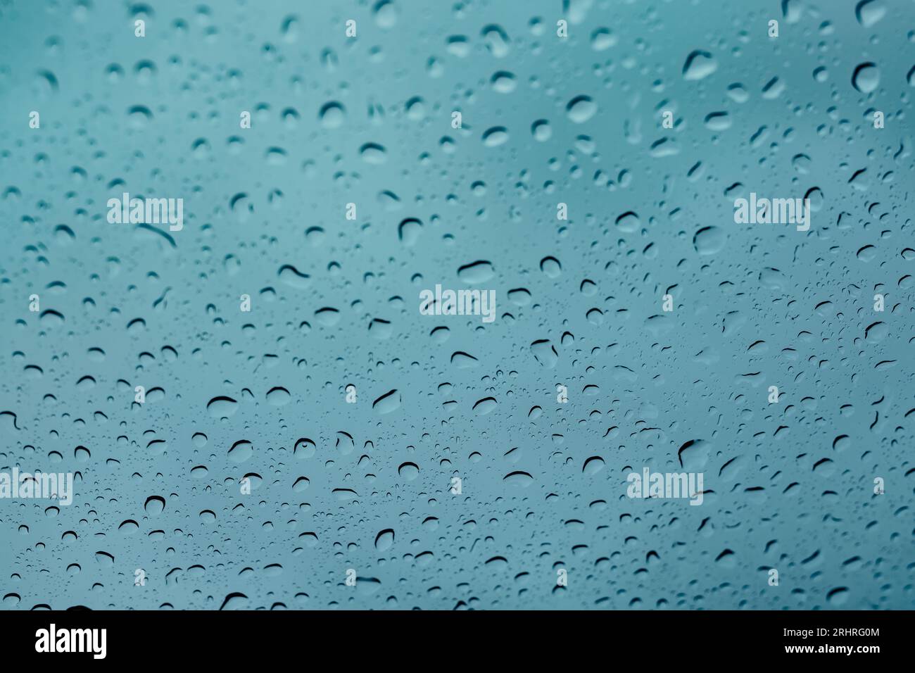 El agua de lluvia cae en la vista de primer plano de cristal Foto de stock