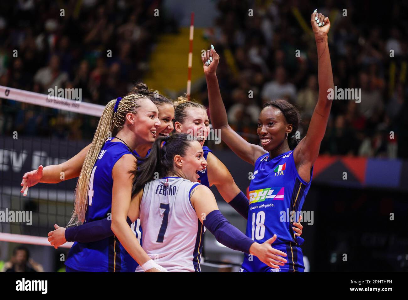 Monza, Italia. 18º de agosto de 2023. Paola Ogechi Egonu #18 de Italia celebra con sus compañeros de equipo durante el partido de voleibol CEV EuroVolley 2023 femenino Ronda Final Grupo B entre Italia y Suiza en Arena di Monza, Monza. Italia 3 - 0 Suiza (25-14, 25-19, 25-13) Crédito: SOPA Images Limited/Alamy Live News Foto de stock