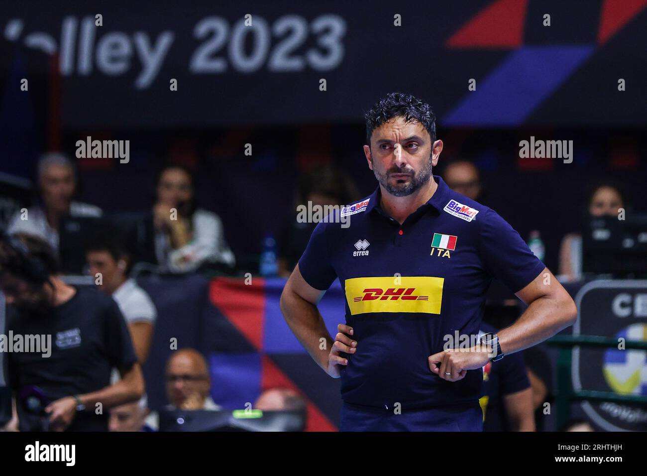 Monza, Italia. 18º de agosto de 2023. Davide Mazzanti Head Coach de Italia mira durante el partido de voleibol CEV EuroVolley 2023 femenino Ronda Final Grupo B entre Italia y Suiza en Arena di Monza, Monza. Italia 3 - 0 Suiza (25-14, 25-19, 25-13) Crédito: SOPA Images Limited/Alamy Live News Foto de stock