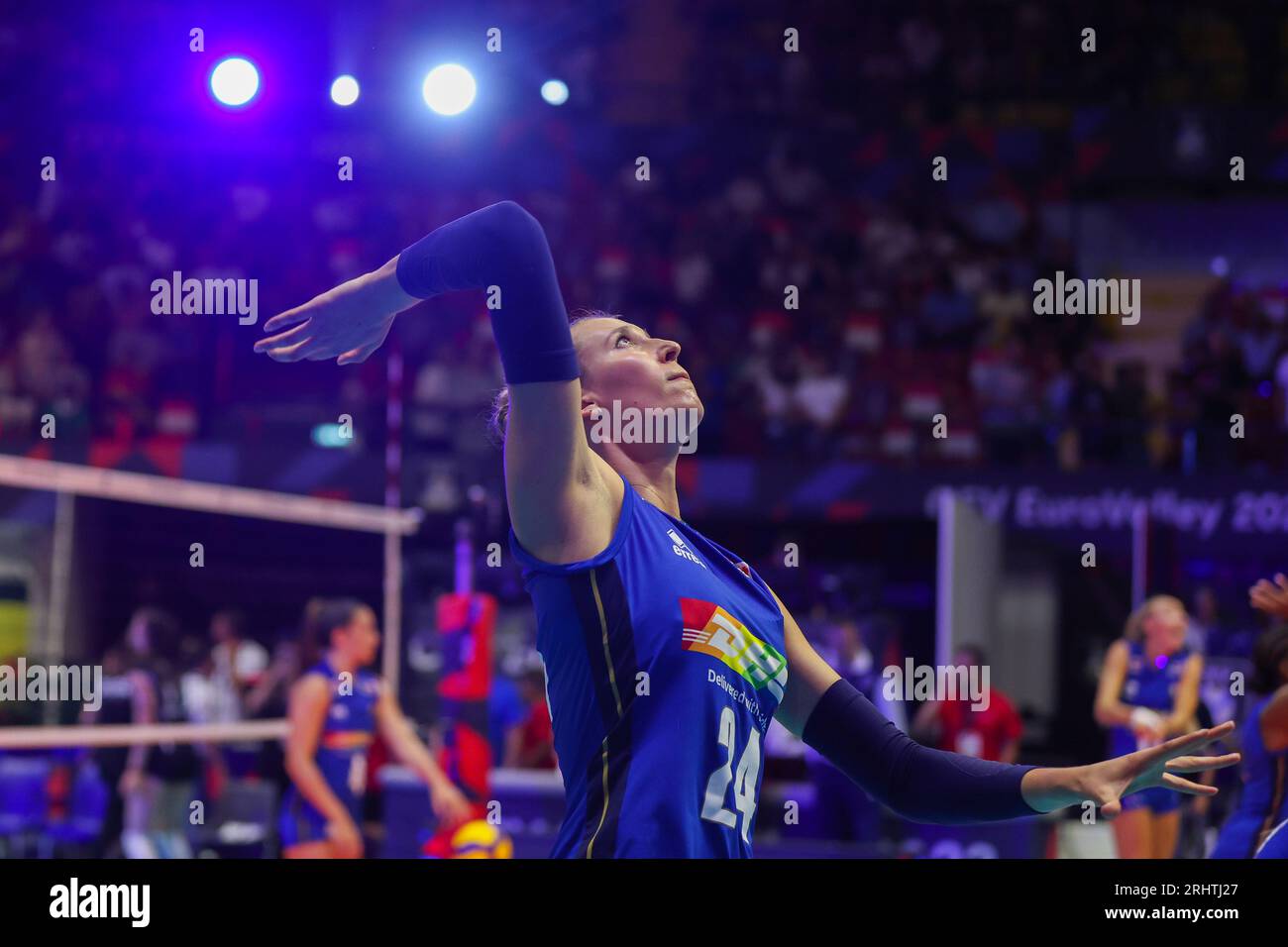 Monza, Italia. 18º de agosto de 2023. Ekaterina Antropova #24 de Italia visto en acción durante el partido de voleibol CEV EuroVolley 2023 femenino Ronda Final Grupo B entre Italia y Suiza en Arena di Monza, Monza. Italia 3 - 0 Suiza (25-14, 25-19, 25-13) (Foto de Fabrizio Carabelli/SOPA Images/Sipa USA) Crédito: SIPA USA/Alamy Live News Foto de stock