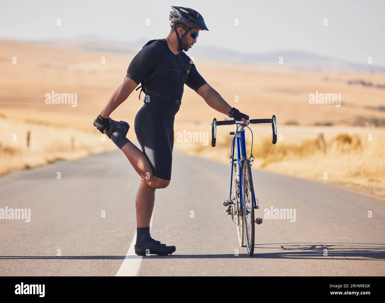 Fitness Rápido Y Un Hombre En Bicicleta Por La Carretera Para Practicar  Deportes Cardiovasculares O Maratones En Bicicleta. Ejerci Foto de archivo  - Imagen de ciclismo, velocidad: 280006992