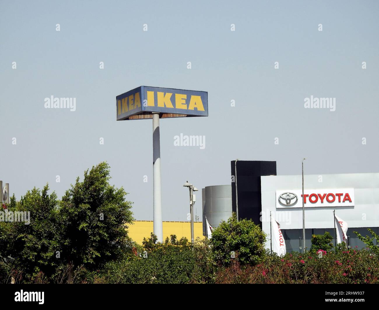 El Cairo, Egipto, julio de 21 2023: IKEA y Toyota, IKEA es un conglomerado multinacional sueco holandés que diseña y vende muebles, Toyota es un japonés Foto de stock