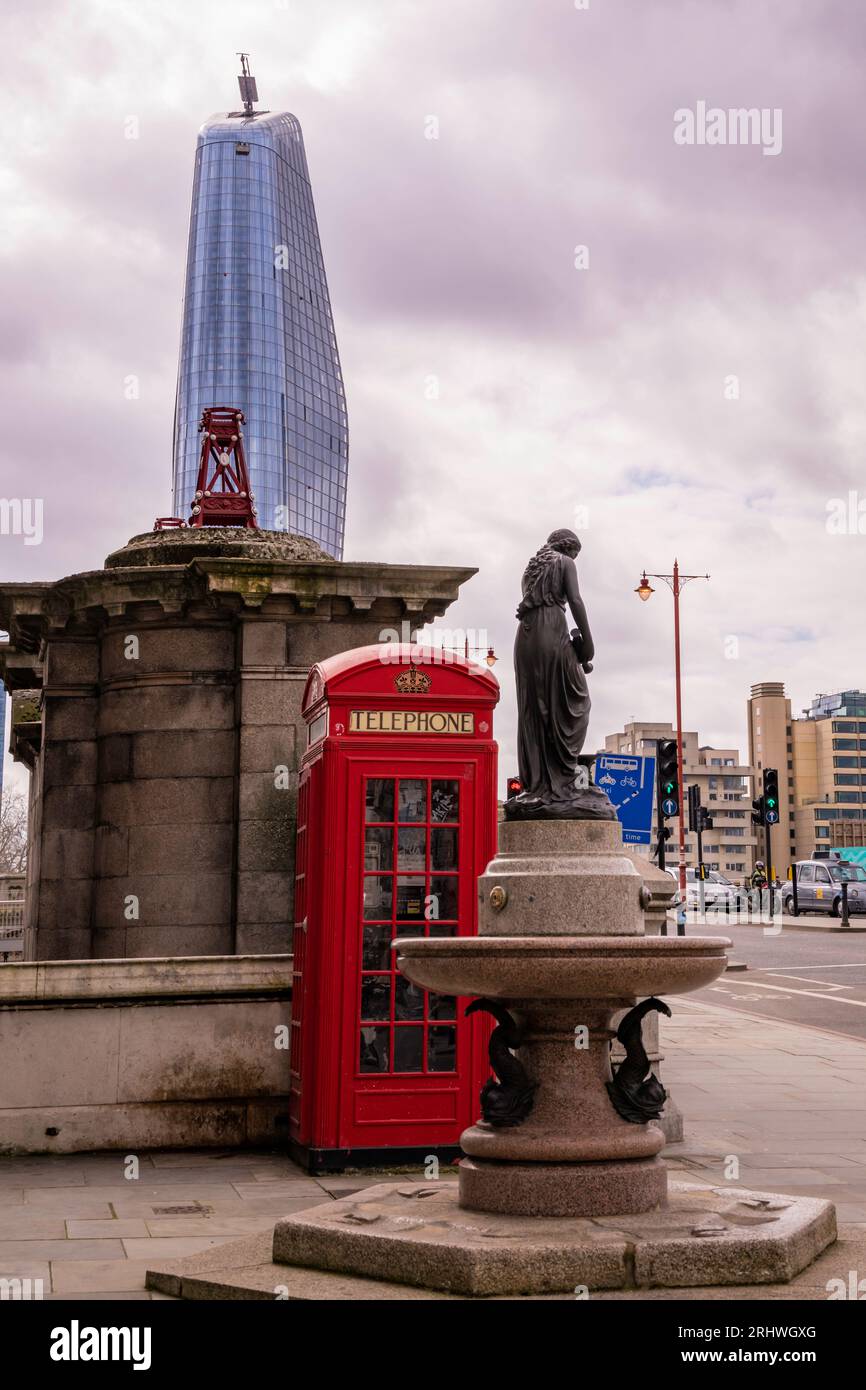 Foto vertical de 1 Un edificio de oficinas Blackriars con una cabina telefónica clásica roja en fron y el puente Blackfriars en Londres, Reino Unido Foto de stock