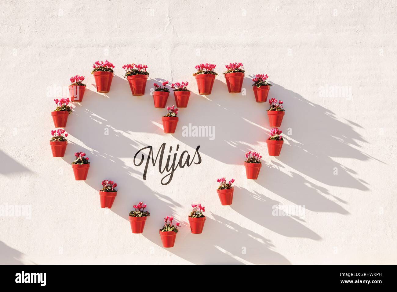 Mijas, Costa del Sol, Provincia de Málaga, Andalucía, sur de España. Arreglo en forma de corazón de macetas que rodean el nombre de la ciudad de Mijas. Foto de stock