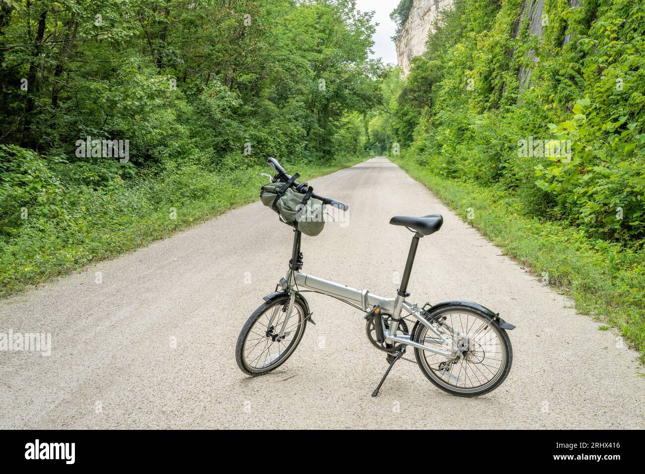 Bicicleta plegable ligera en Katy Trail cerca de Rocheport