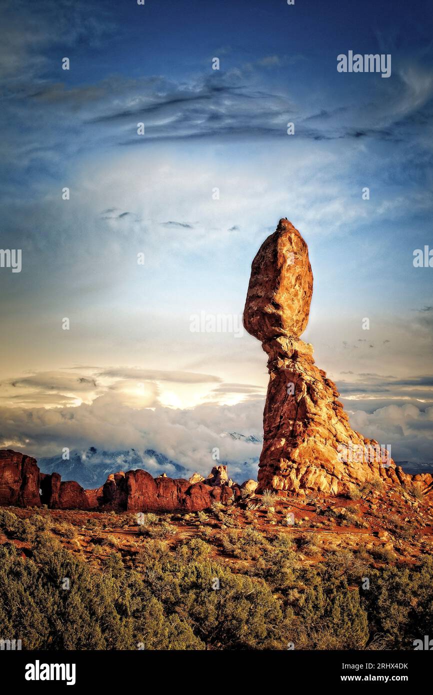 Equilibrio Rock se encuentra en la parte superior de sus imposiblemente pilar erosionadas. El Parque Nacional de Arches, en Utah. Foto de stock