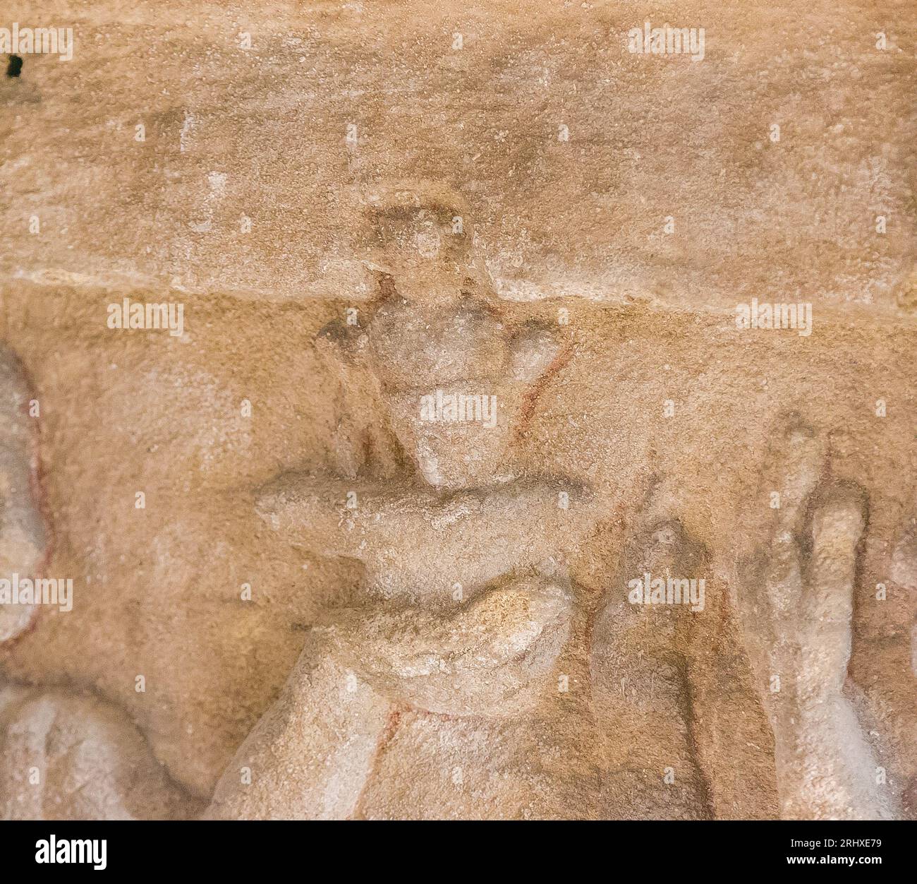 Necrópolis de KOM el Shogafa, tumba principal, habitación principal, nicho central, pared derecha :Un sacerdote hace ofrendas. Foto de stock