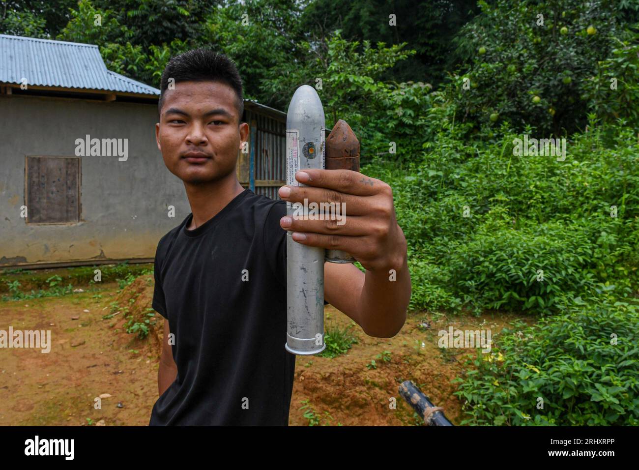 Pistola de gas lacrimógeno fotografías e imágenes de alta resolución - Alamy