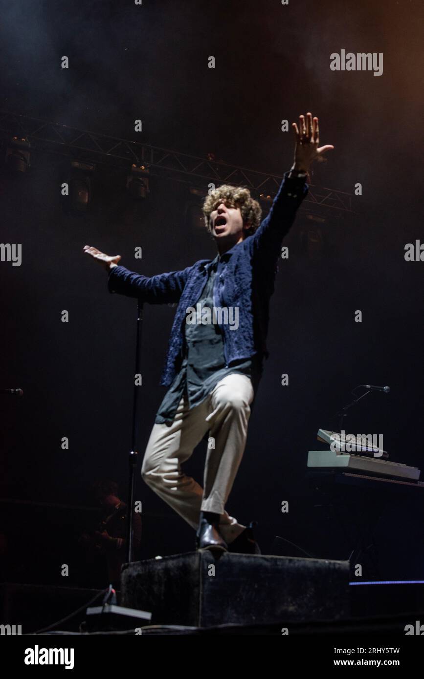 Sedgefield, Reino Unido. 19 de agosto de 2023. Luke Pritchard, cantante principal que interpreta a los Kooks como titular del Festival Hardwick 2023. Crédito Tracy Daniel/Alamy Live News Foto de stock