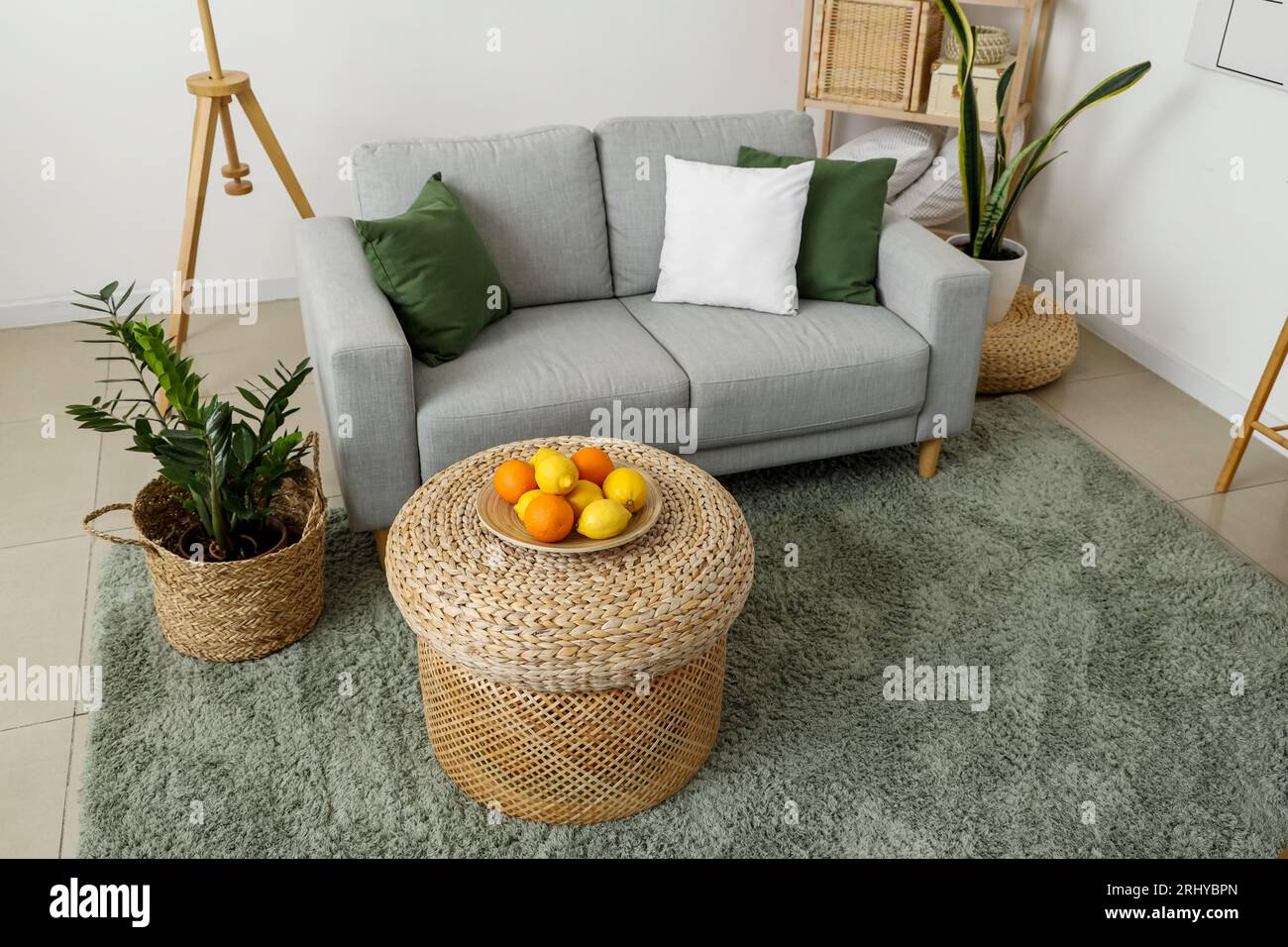 Interior de elegante sala de estar con mesa de mimbre y sofá Fotografía de  stock - Alamy