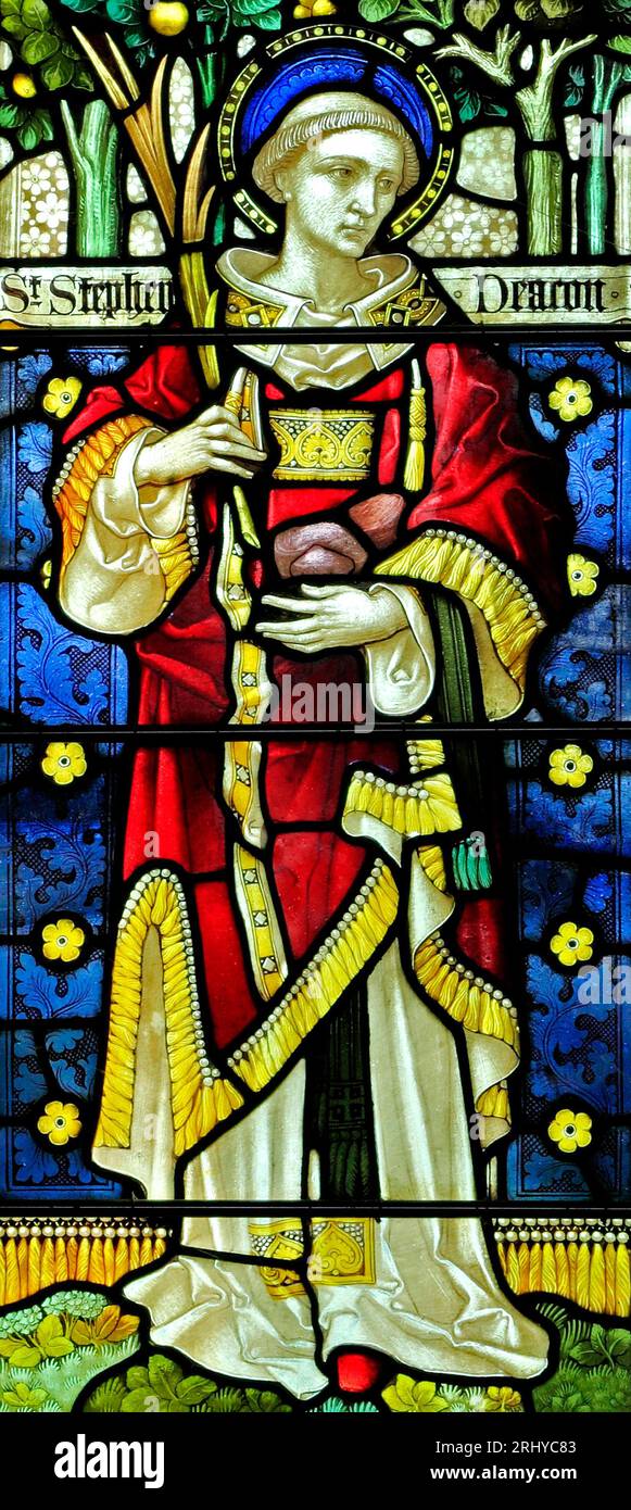 St Stephen, sosteniendo piedras de su martirio, Old Hunstanton, vidrieras, por Clayton y Bell, c.1890, Norfolk, Inglaterra, Reino Unido Foto de stock