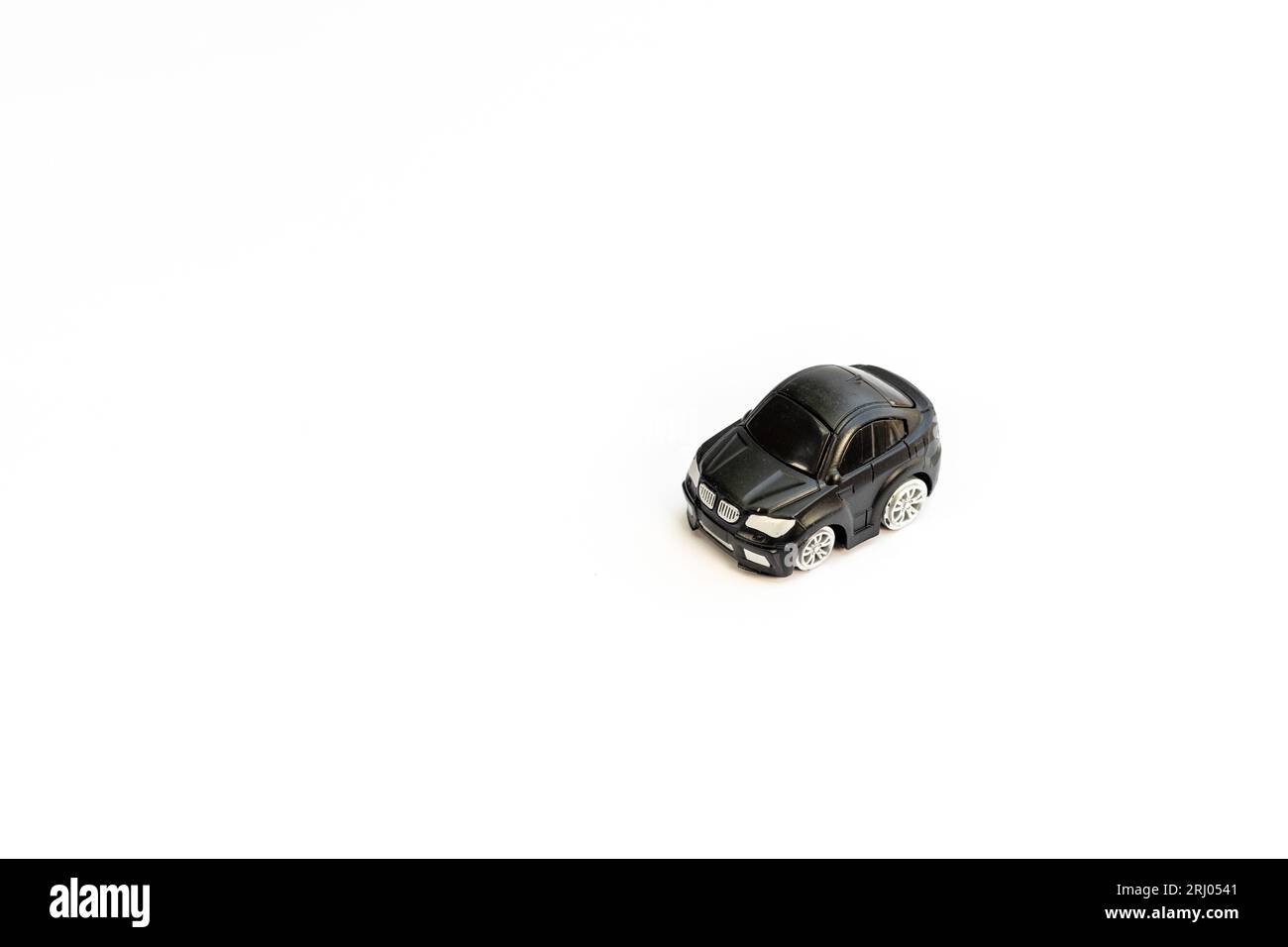 Coche de juguete negro sobre fondo aislado blanco. Concepto de coche. Foto de stock