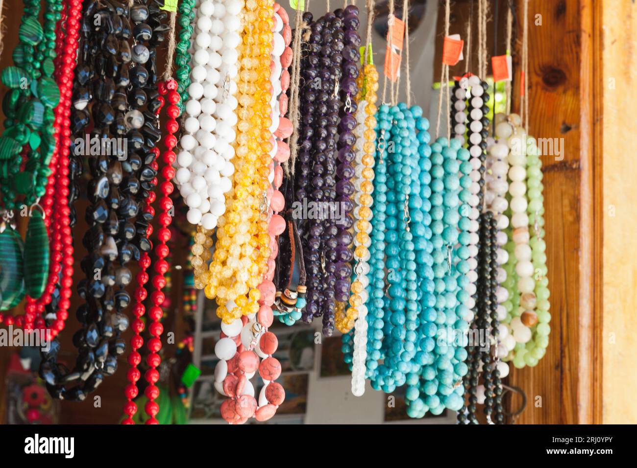 Cuentas de piedras redondas de colores hag en tienda de recuerdos, Altai, Rusia Foto de stock