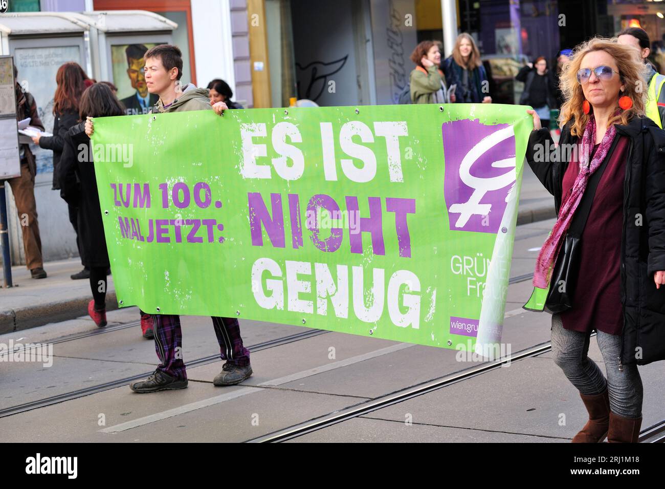 Viena, Austria. 08 de marzo de 2014. Día Internacional de la Mujer. Banner: Por centésima vez, no es suficiente Foto de stock