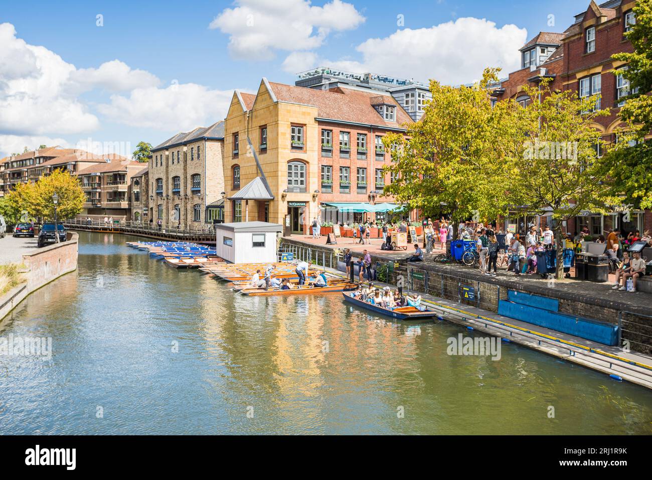 Los turistas fotografiados a lo largo de la zona de Quayside de Cambridge esperando a los golpes para llevarlos en el río Cam en agosto de 2023. Foto de stock
