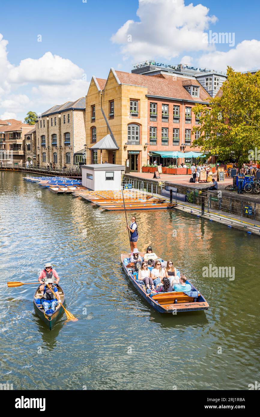 Turistas vistos en el río Cam en un punt a lo largo de la zona de Quayside de Cambridge en la foto en agosto de 2023. Foto de stock