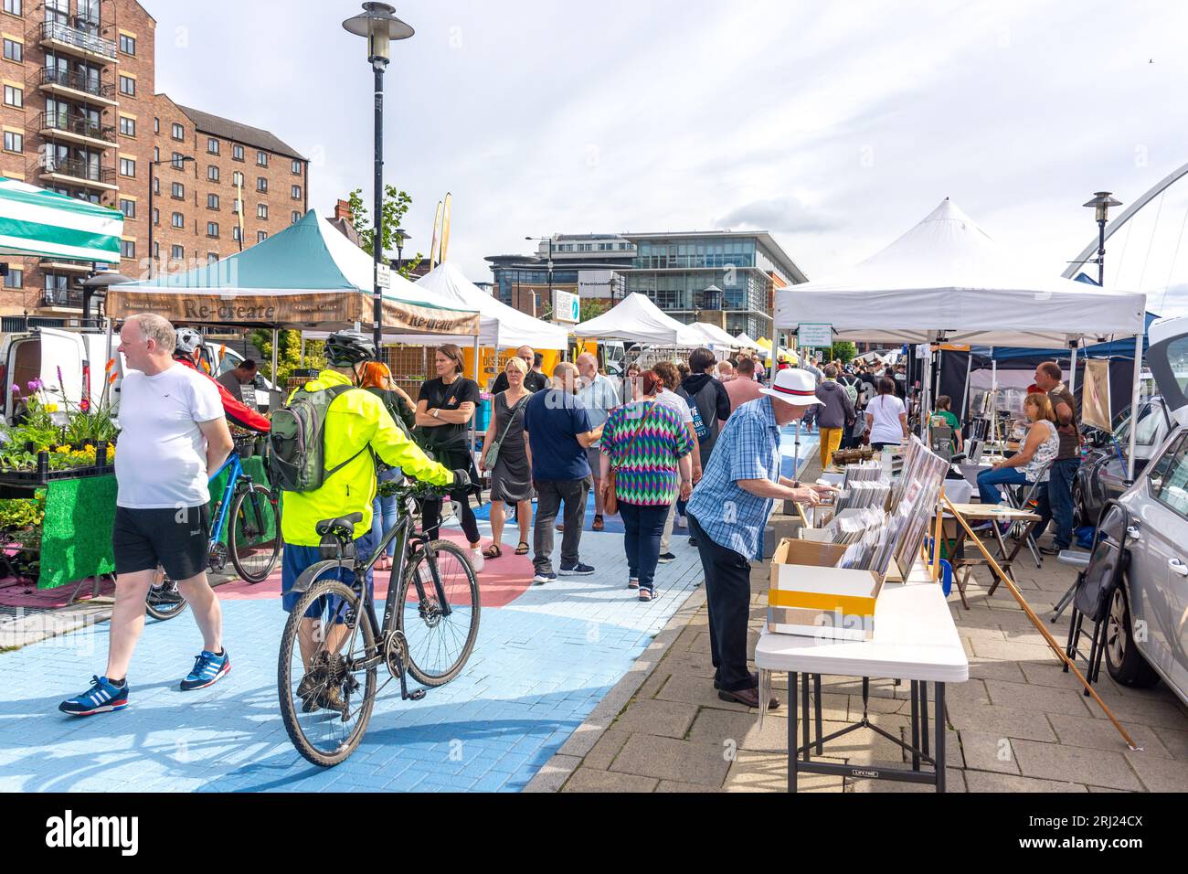 El mercado dominical de Quayside, Quayside, Newcastle upon Tyne, Tyne and Wear, Inglaterra, Reino Unido Foto de stock