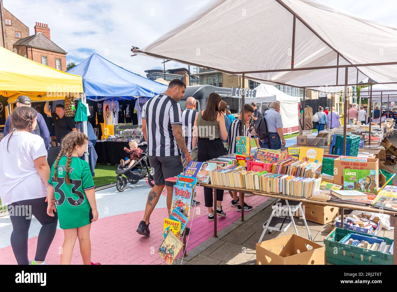 Puesto de libros en el Quayside Sunday Market, Quayside, Newcastle upon Tyne, Tyne and Wear, Inglaterra, Reino Unido Foto de stock