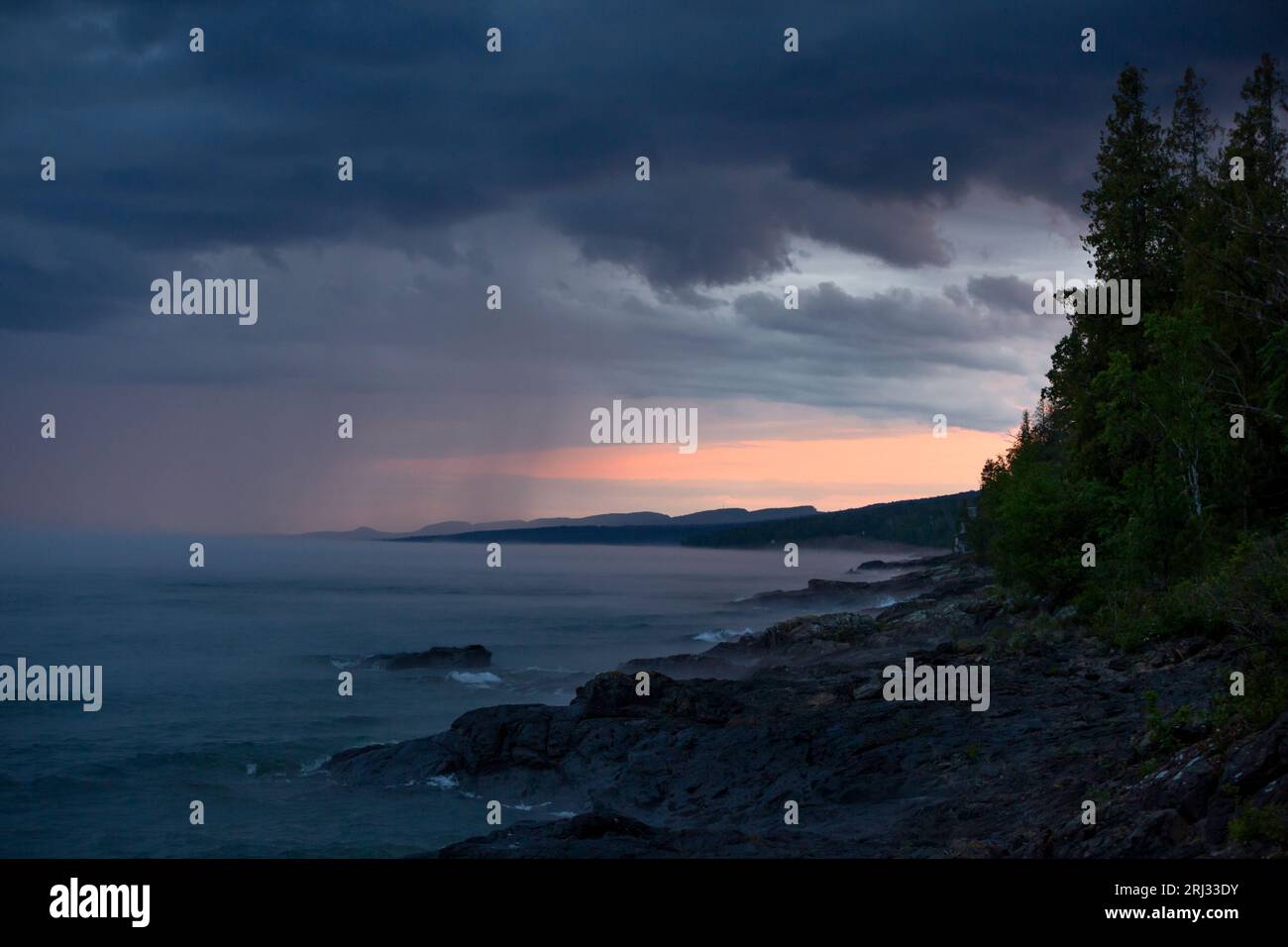 Nubes de tormenta oscura, lluvia y niebla a lo largo de la costa norte del lago Superior en el condado de Cook, Minnesota. El Lago Superior es el lago de agua dulce más grande de TH Foto de stock