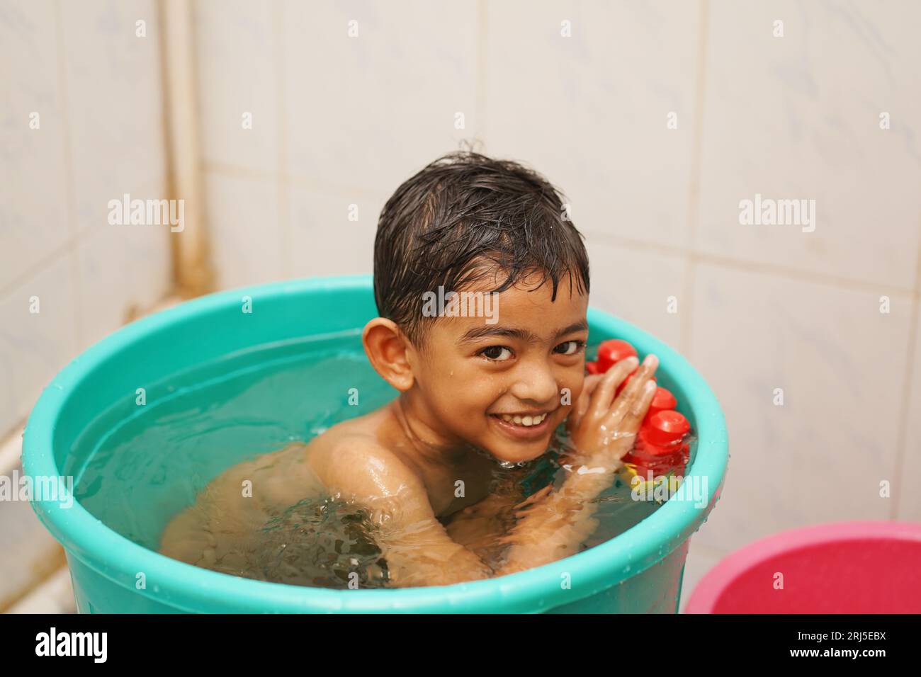 Niña con gorro de ducha en la bañera Fotografía de stock - Alamy