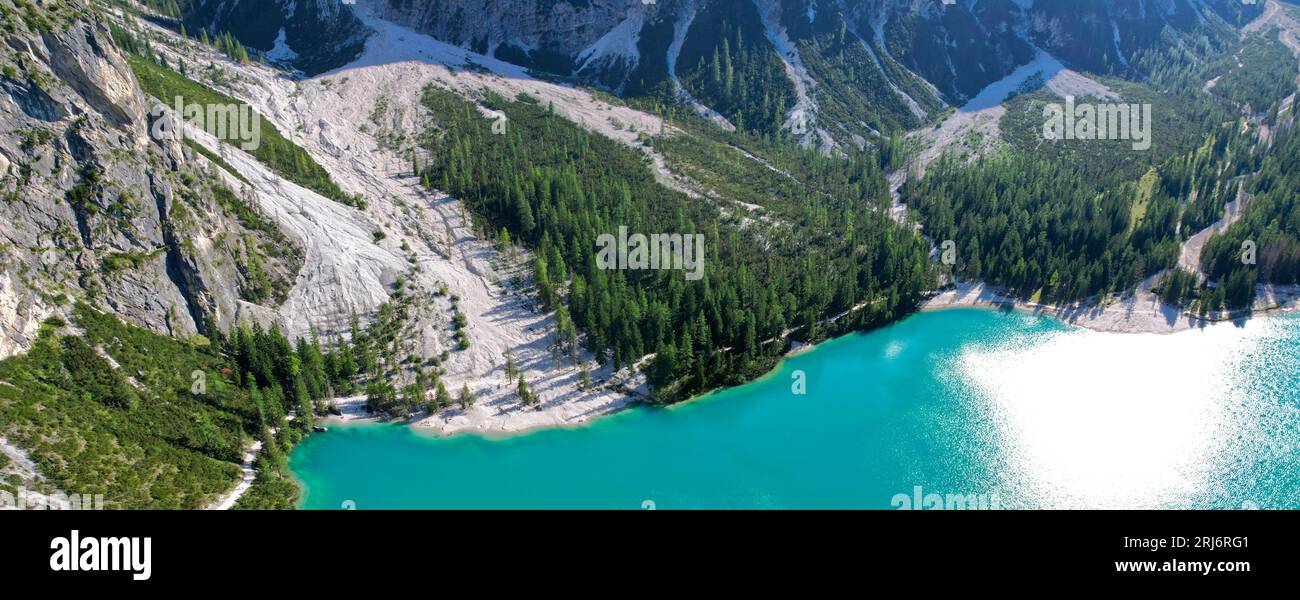 Lago Braies (o Lago di Braies) lago famoso en los Alpes Dolomitas Italia Europa imagen aérea panorámica extra amplia Foto de stock