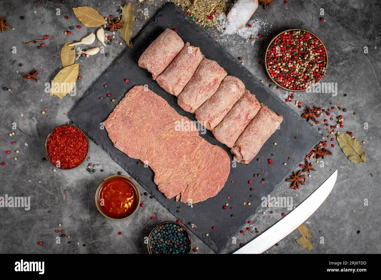 Schnitzel de carne. Schnitzel de carne cruda sobre fondo oscuro. Productos de carnicería. Vista superior Foto de stock