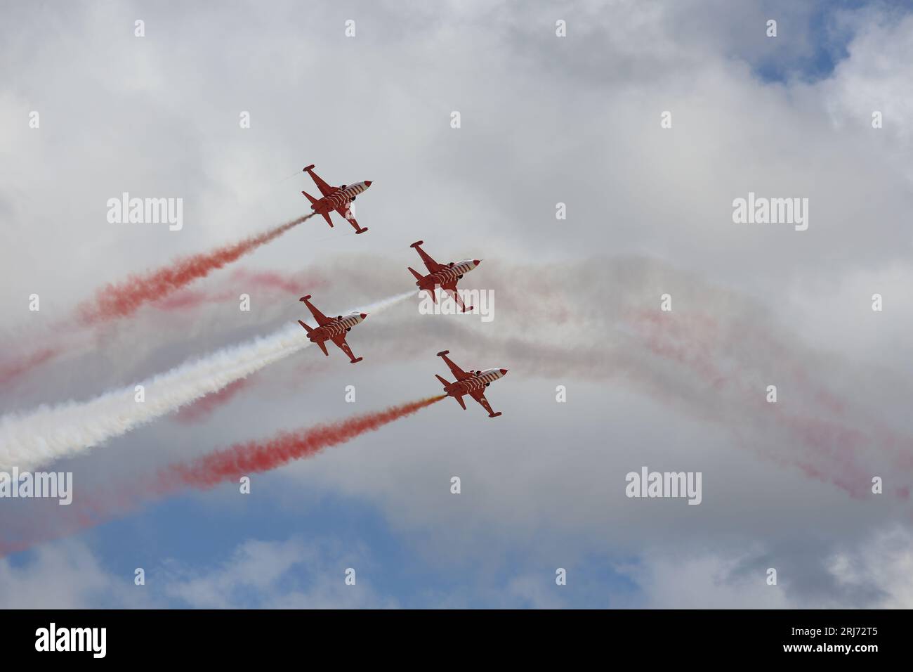 Aviones de combate en la nube. Aviones de combate en el espectáculo aéreo en el cielo azul. aviones et saliendo de la formación en el cielo. Avión de combate de la fuerza aérea en vuelo completo. Foto de stock