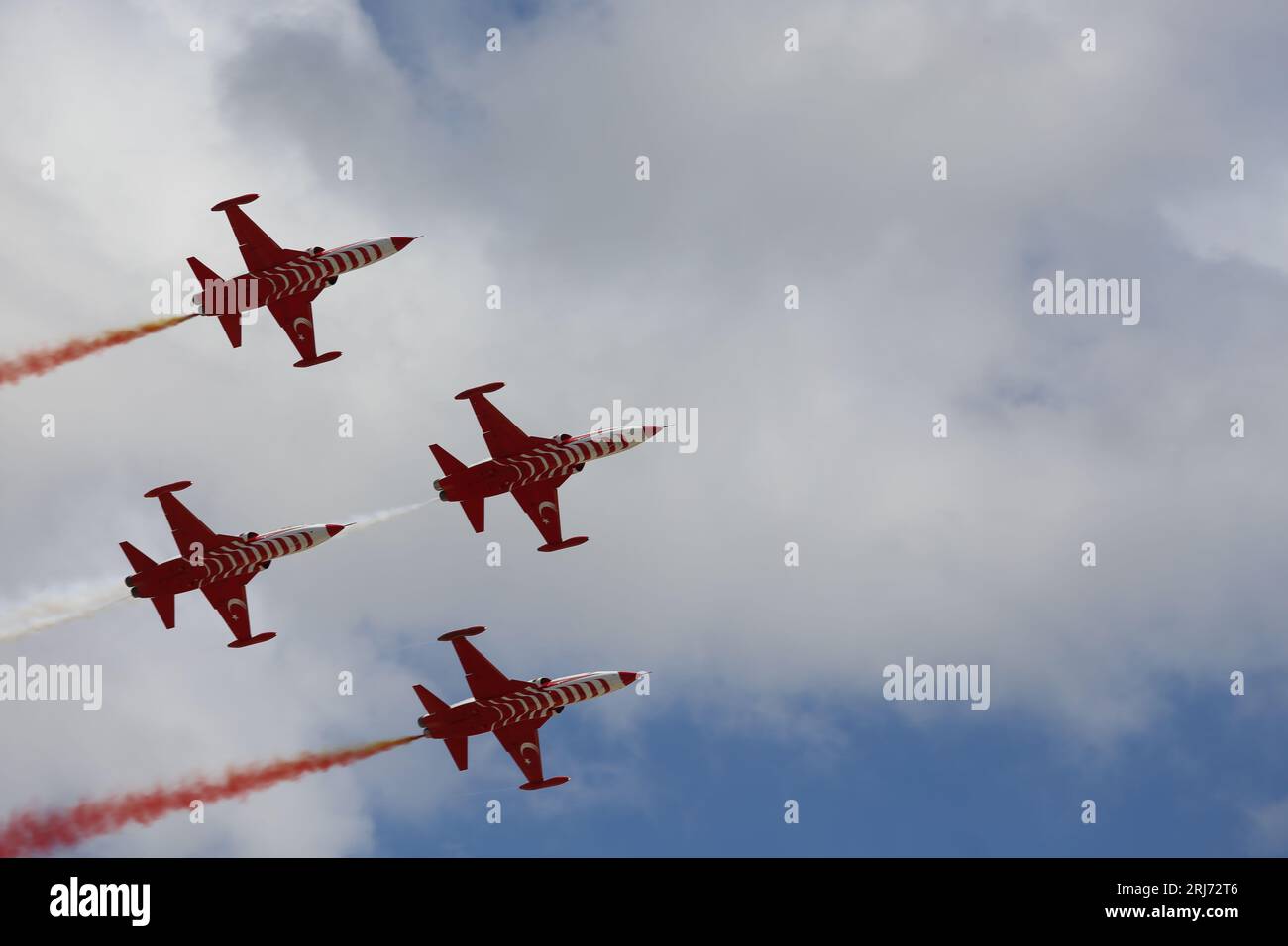 Aviones de combate en la nube. Aviones de combate en el espectáculo aéreo en el cielo azul. aviones et saliendo de la formación en el cielo. Avión de combate de la fuerza aérea en vuelo completo. Foto de stock